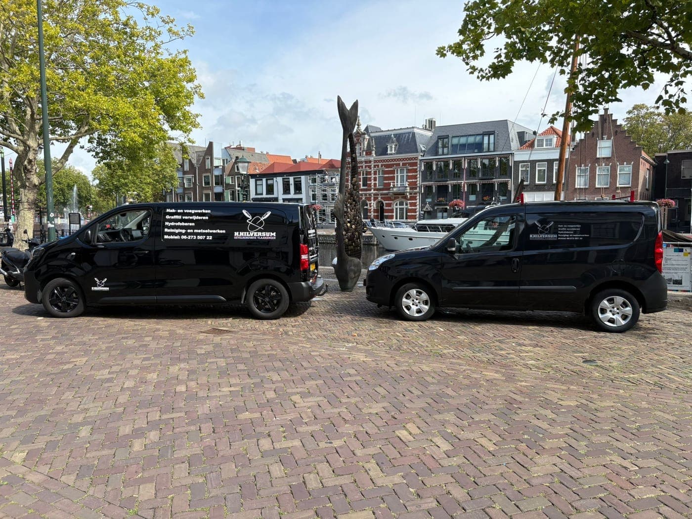De bedrijfswagens van H. Hilversum in Vlaardingen